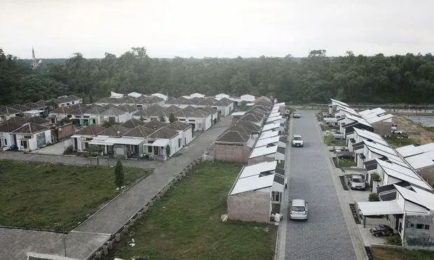 Deret rumah di kawasan hijau