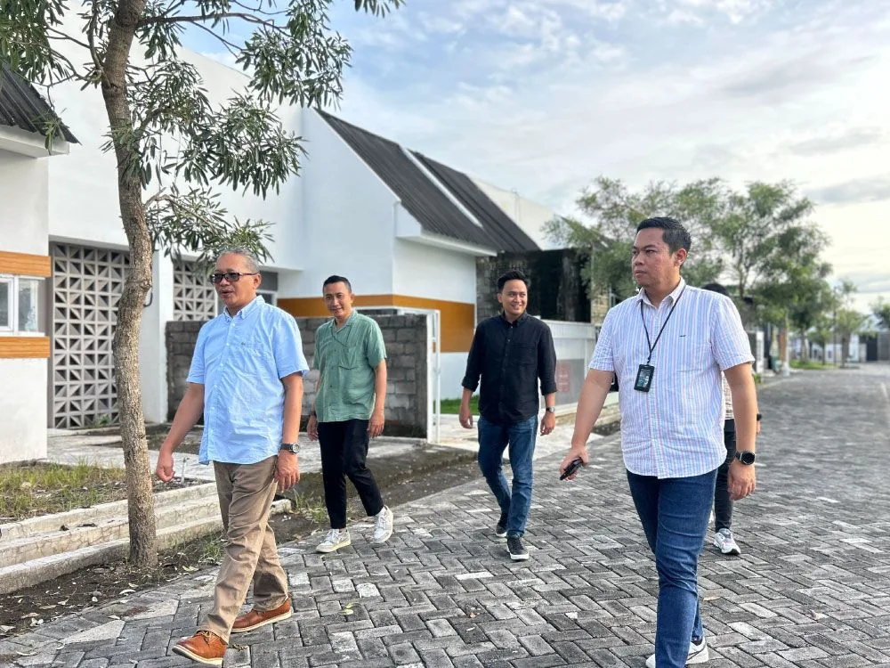 Peserta berjalan meninjau kawasan perumahan proyek di Lumajang